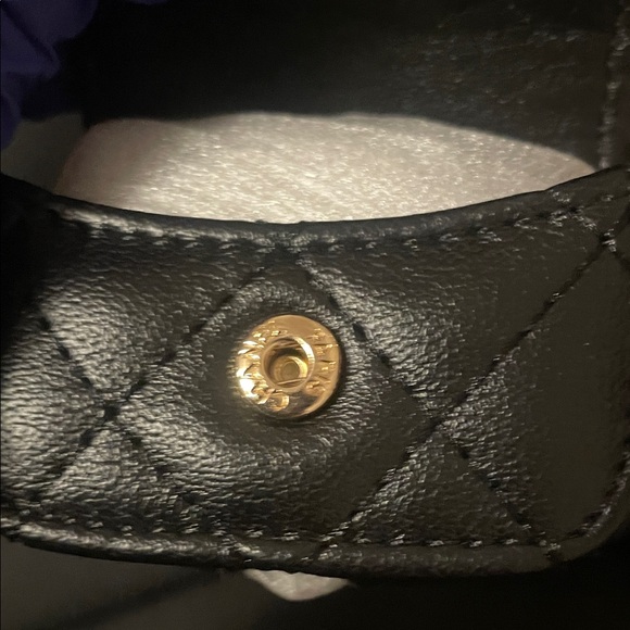 CHANEL Beaute VIP Black Quilted AirPod/wallet set - Picture 8 of 17